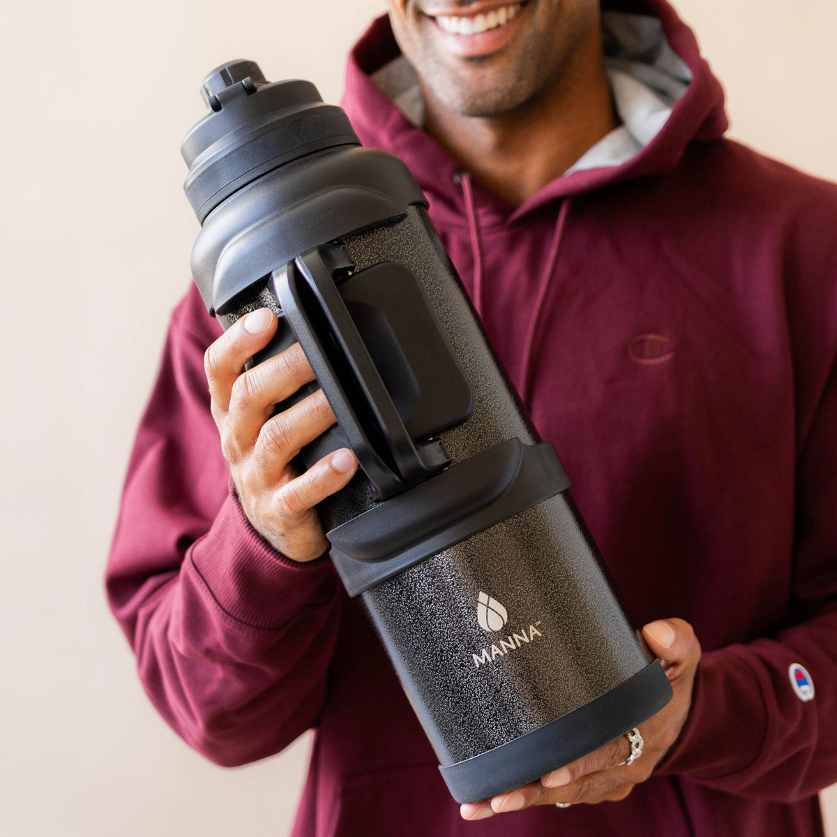 4l-titan-bottle-135-oz-a4 5Manna_Website_Lifestyles-29.jpg